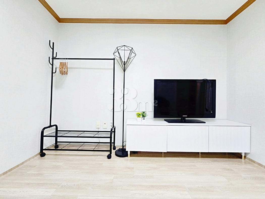 Fully furnished studio apartment near the cou 5th image