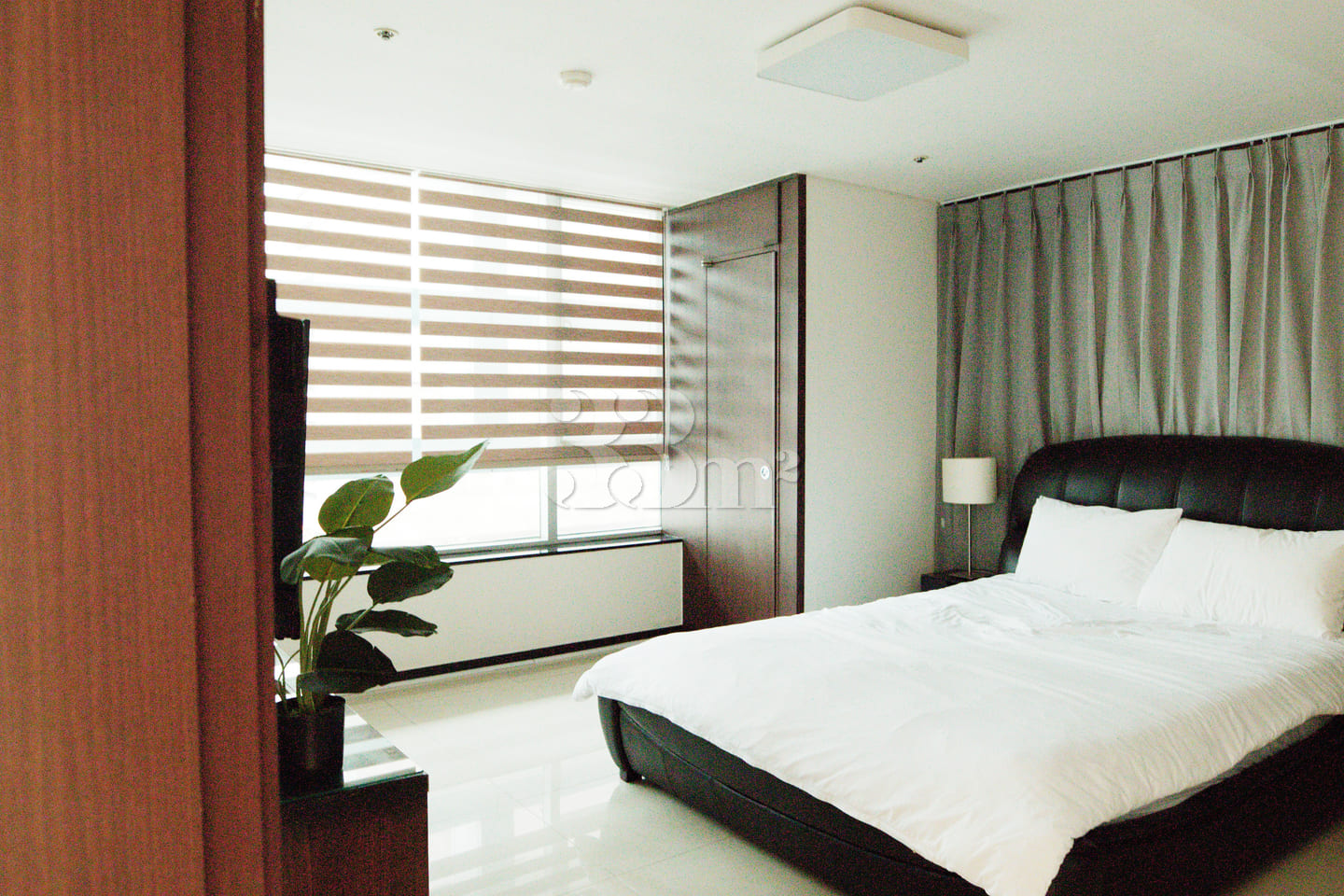 Luxurious three-bedroom, fully furnished 4th image