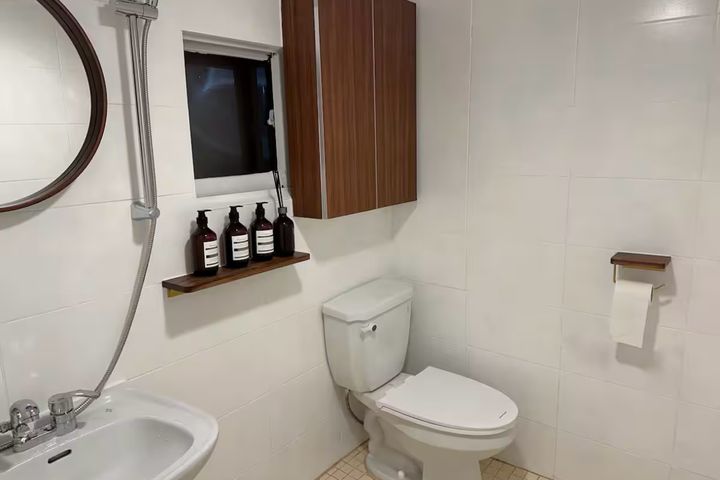 Located right next to Hongje Station (2-minut 9th image