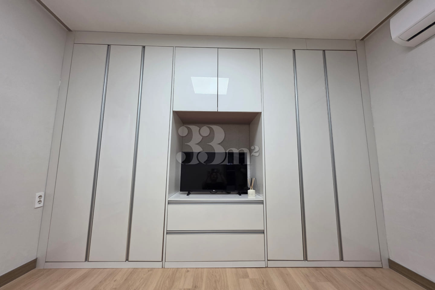 Refurbished studio apartment 5th image