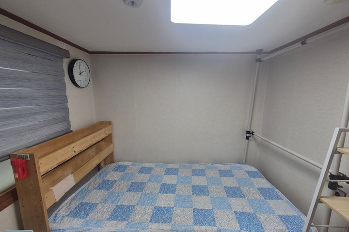 A sun-drenched room. 2th image