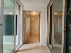 Fully furnished, stylish space just 5 minutes 9th image