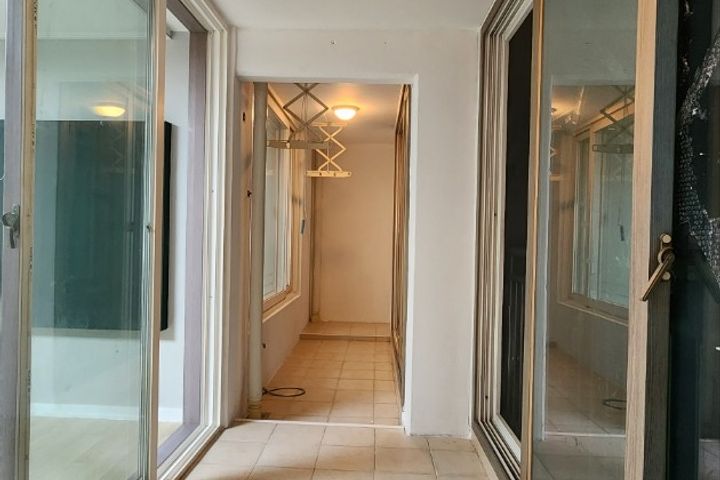 Fully furnished, stylish space just 5 minutes 9th image