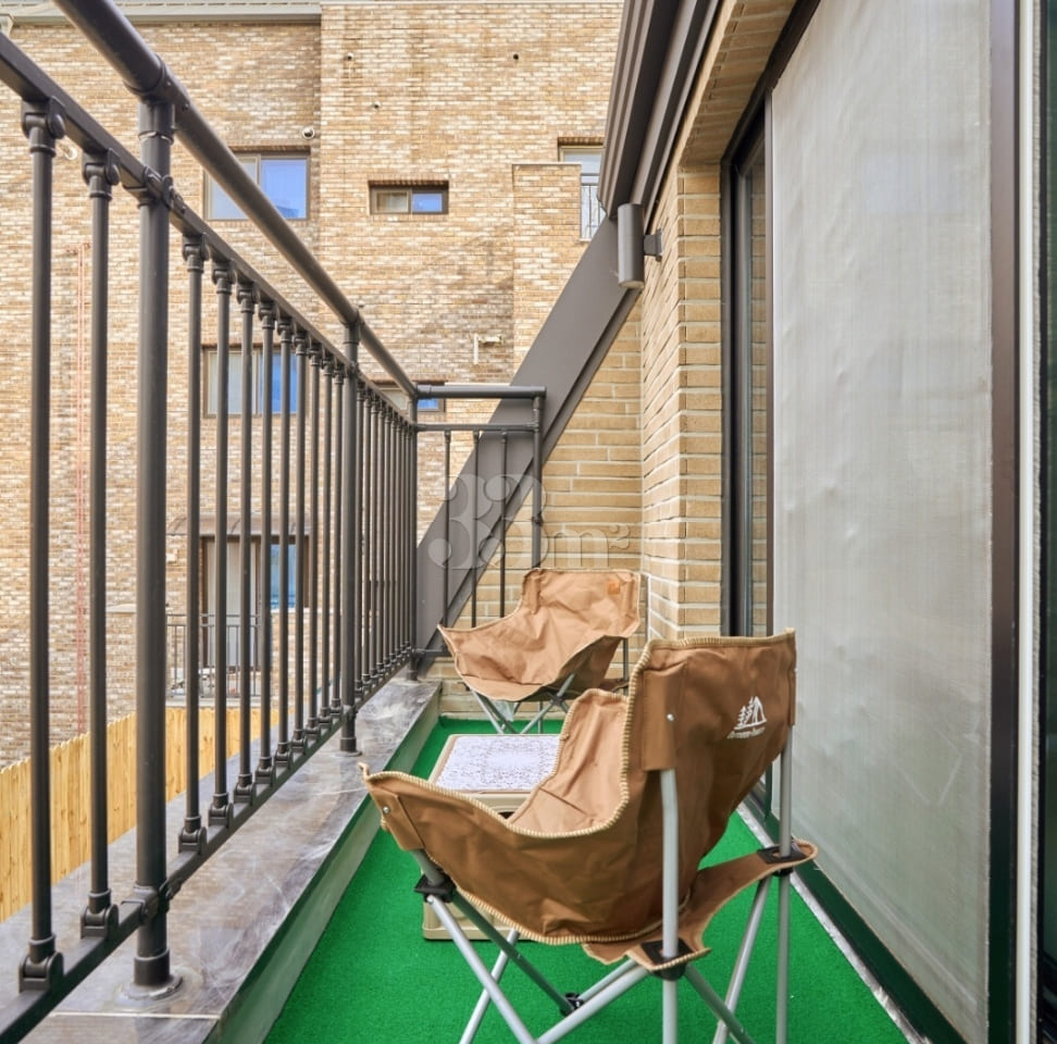 5th Floor_3 People, 2 Beds + Terrace 17th image