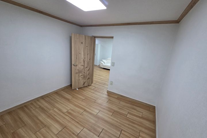 Spacious and affordable room B 5th image