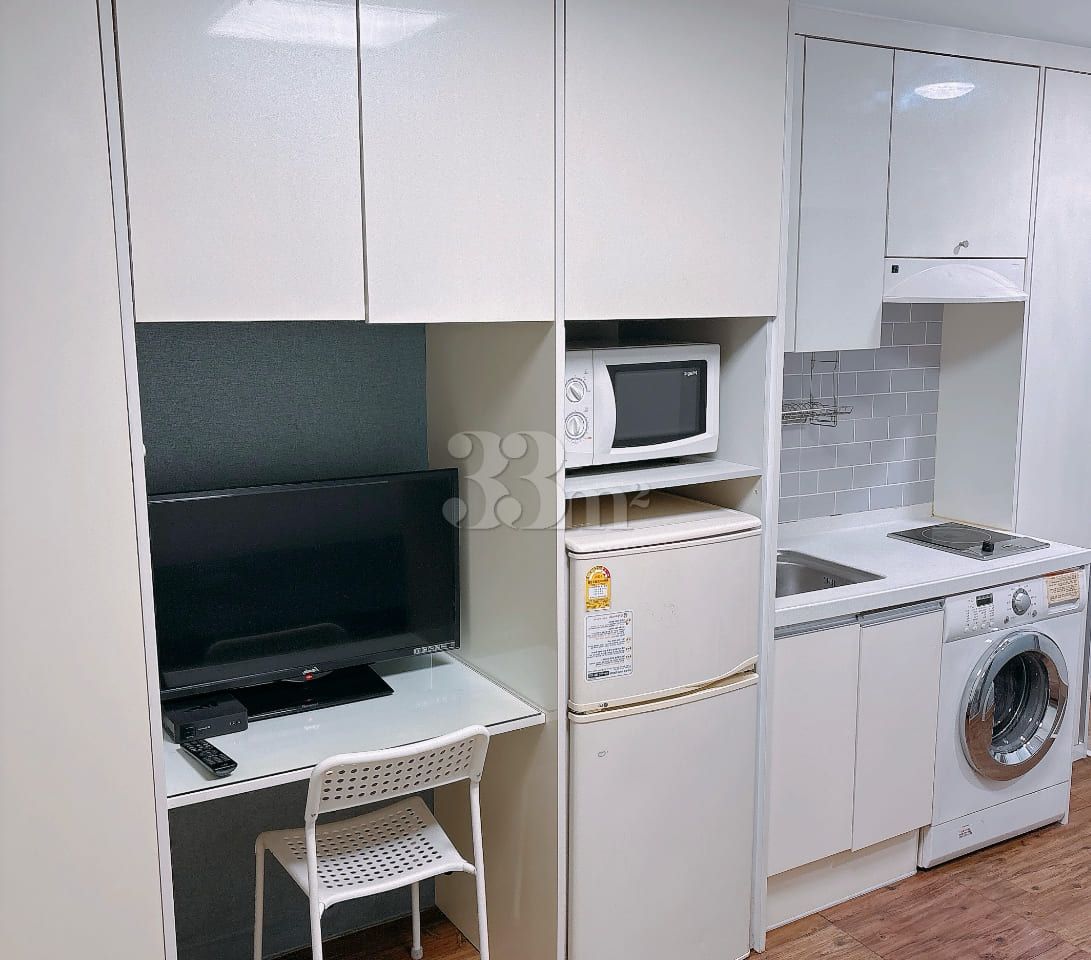 Fully furnished 3-room unit near Juan Station 3th image