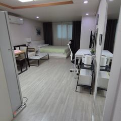 Spacious and quiet room near Sinsa Station Unit Image