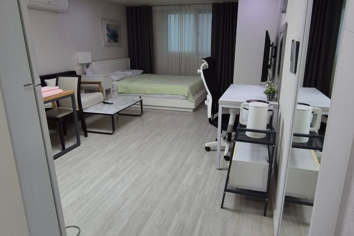 Spacious and quiet room near Sinsa Station 0th image