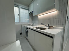 Hotel-style White Room Fully Furnished 6th image