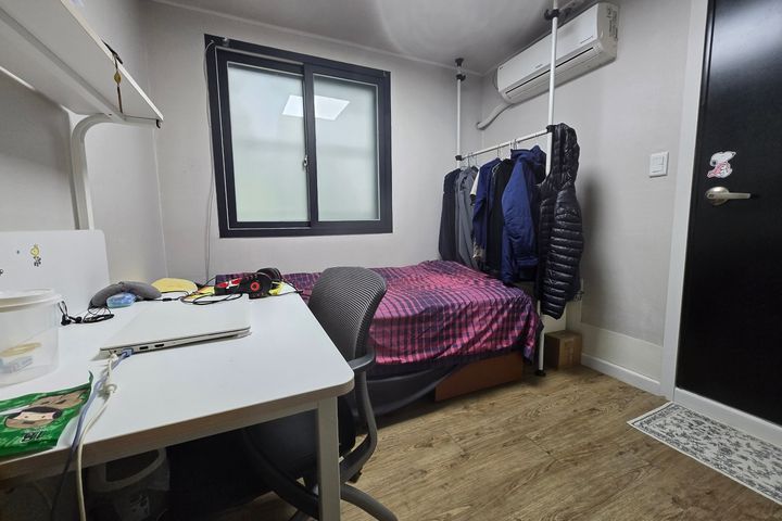 Male student looking for a studio apartment n 6th image