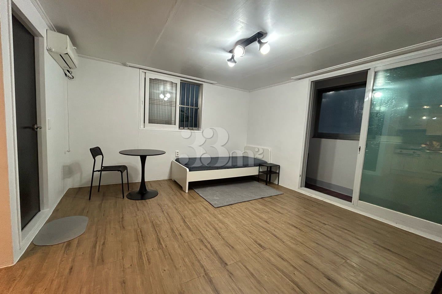 Studio apartment in front of the park 0th image