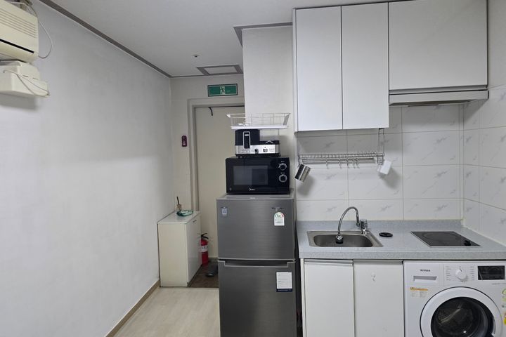 Room 502 4th image