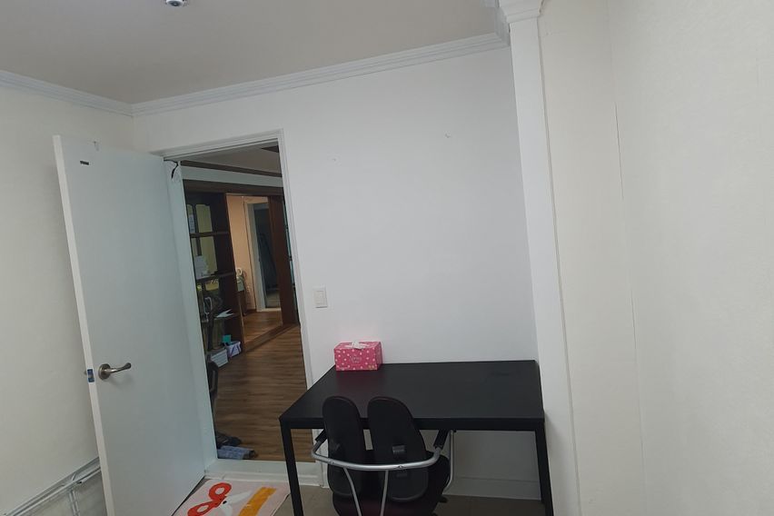 Minimalist Detached House 6th image