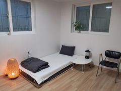 Spacious and clean room 6th image