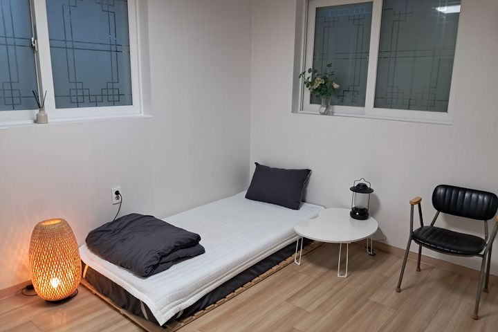 Spacious and clean room 6th image