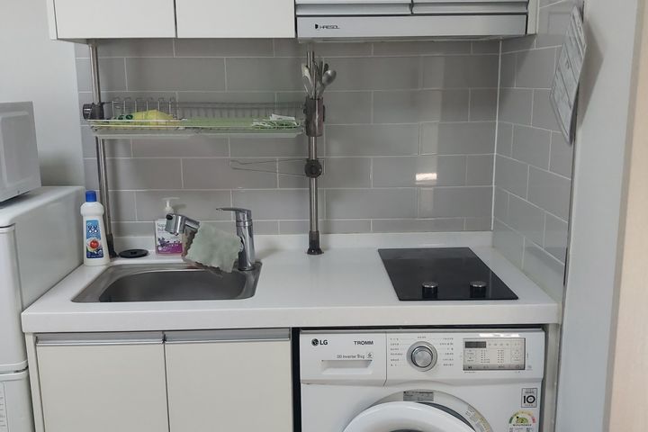 Newly built studio apartment within walking d 6th image