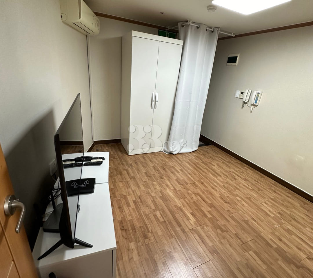 Clean, fully furnished room B in front of Bye 1th image