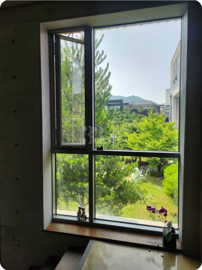 A room with a beautiful view and floor-to-cei 11th image