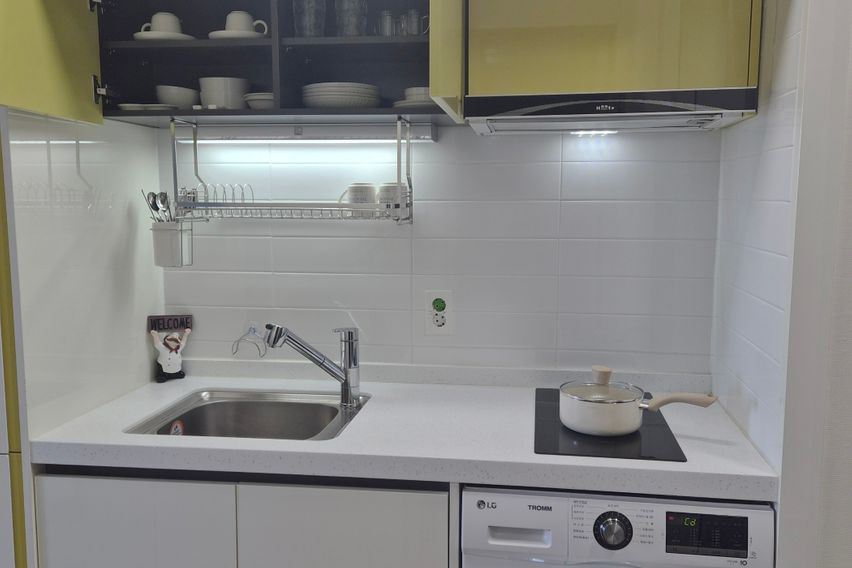 Ocean view, cooking and laundry available. 8th image