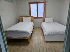 덕하 방2거실침대4개  1번째 이미지