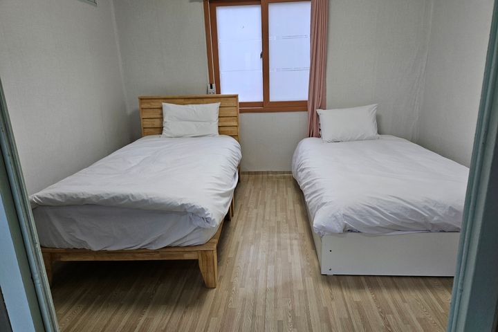 덕하 방2거실침대4개  1번째 이미지