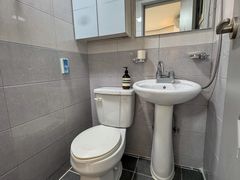 Remodeled studio apartment, 1 minute from Ewh 4th image