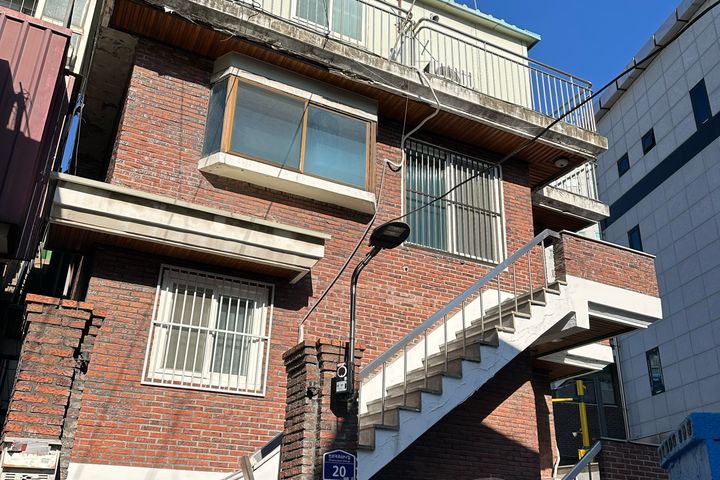 A spacious rooftop house 1th image