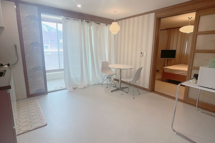 Spacious 2-room unit that feels just like hom 1th image