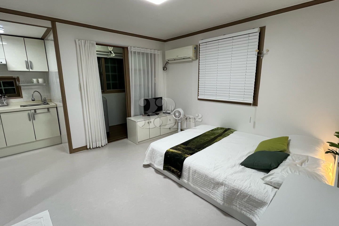 Spacious studio apartment with excellent amen 8th image