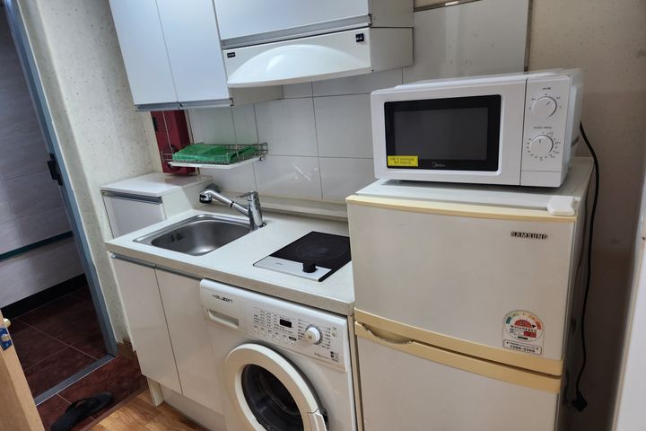 Room 202 6th image