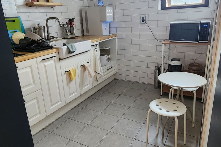 Pleasant outer and inner architraves 11th image