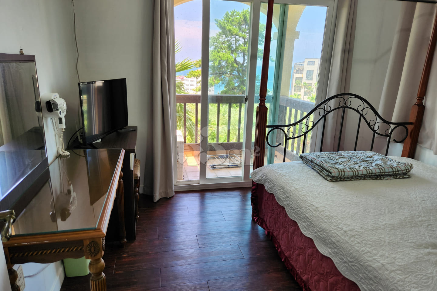 Separate-layout studio apartment on Aewol Coa 3th image