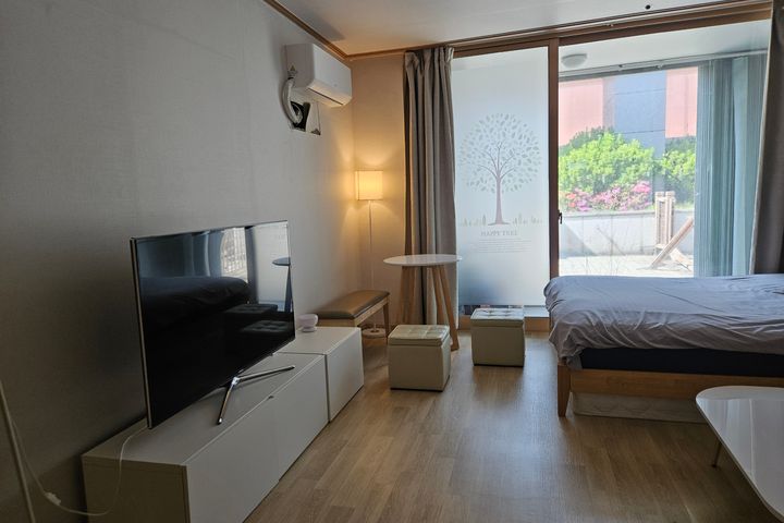 5 minutes from Gasan Station. Room with a ter 14th image