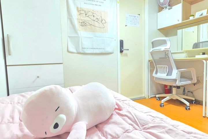 Small and Cozy Room 520 7th image