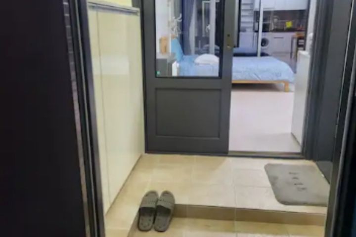 A room with a beautiful view and floor-to-cei 14th image