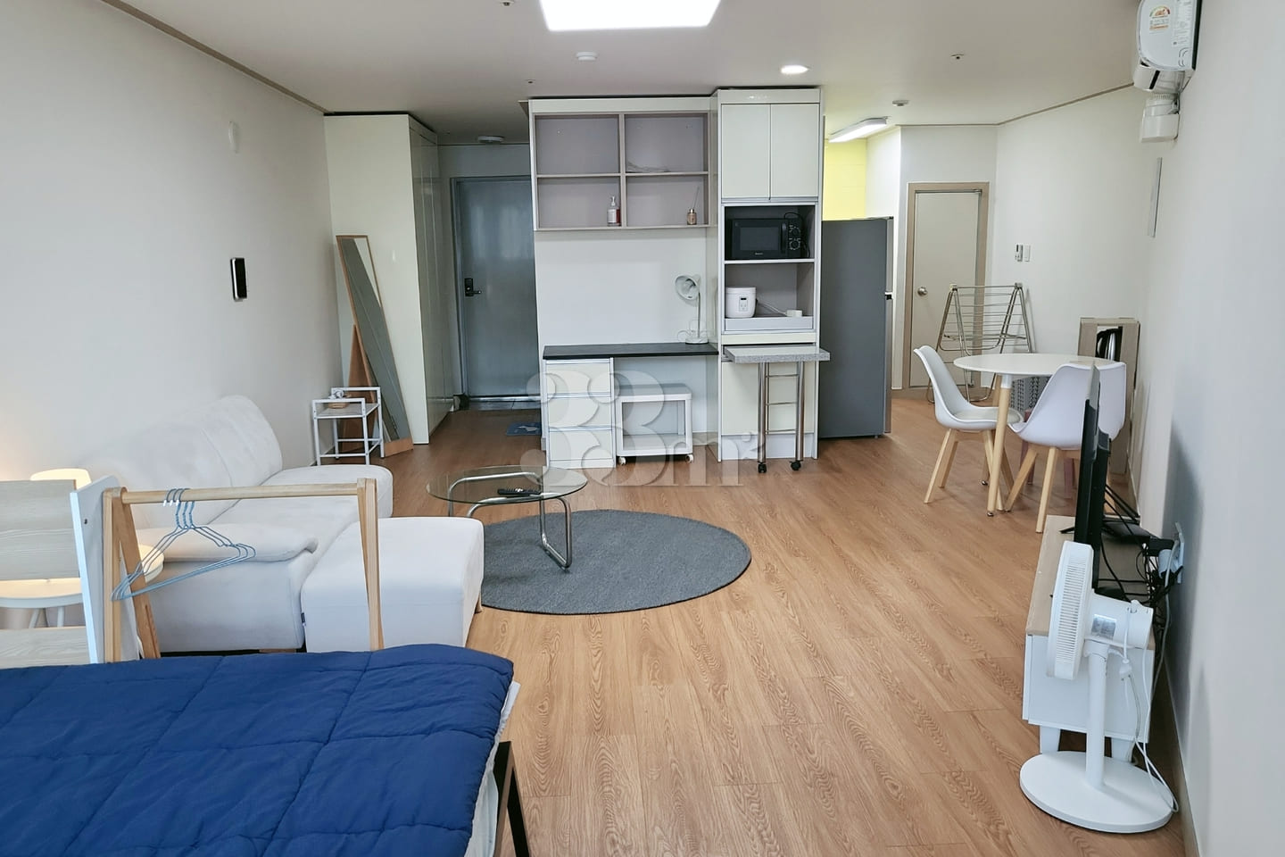 Spacious room, stylish room, close to the sta 10th image