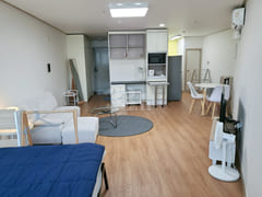 Spacious room, stylish room, close to the sta 10th image