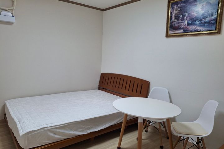 A Room Lingering with the Scent of Tangerines 9th image