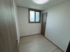 A clean house with a good view. 3th image