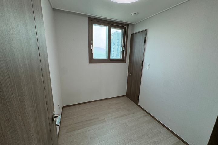 A clean house with a good view. 3th image