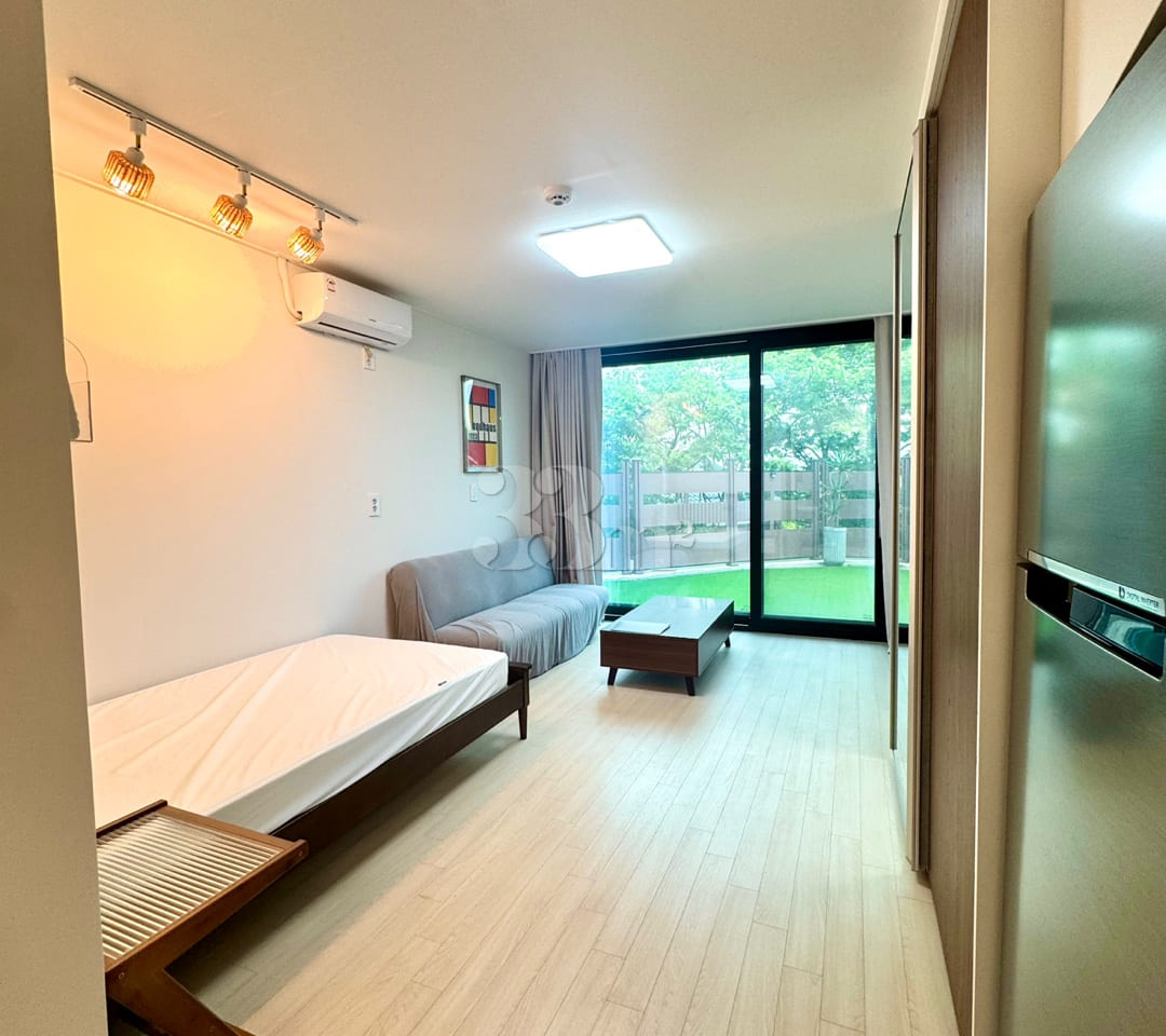 Short-term rental: Newly built, fully furnish 5th image