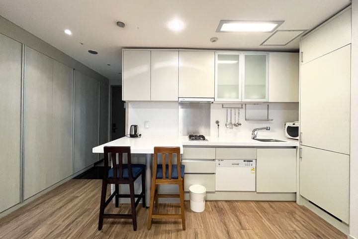 Spacious studio apartment near Seodaemun Stat 3th image