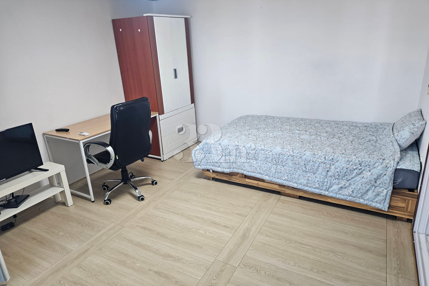 Premium Solid Wood Bed for a Restful Sleep 1th image