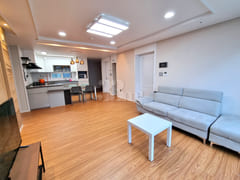 10 mins to airport | Sleeps 6 | 3 bedrooms 1th image