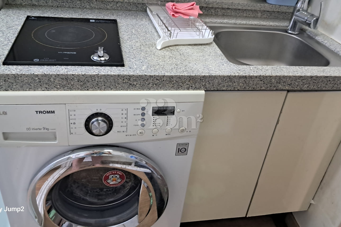 A clean house near Starbucks. 13th image