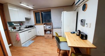 역가깝고 주차가능 2룸 방 이미지