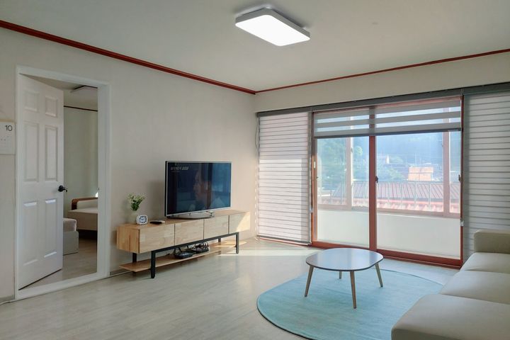 Spacious, Great-Value 2-Room Unit (Sleeps 3) 6th image
