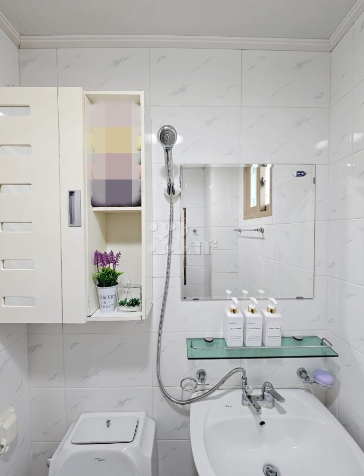 Fully furnished studio apartment near City Ha 8th image
