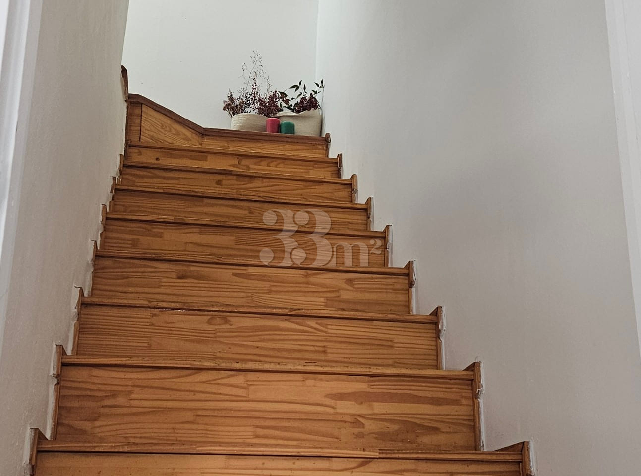 Charming second-floor studio apartment 3th image