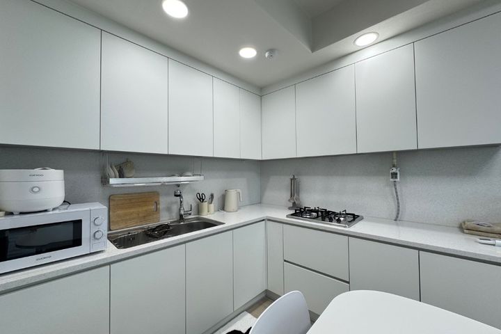 Newly remodeled, fully furnished, 3 rooms 8th image